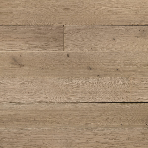 Gebürstete Holzoberfläche mit feiner Maserung und vereinzelten kleinen Astspuren. Die strukturierte Oberfläche betont die natürliche Textur des Holzes und verleiht ihm eine matte, elegante Optik.
