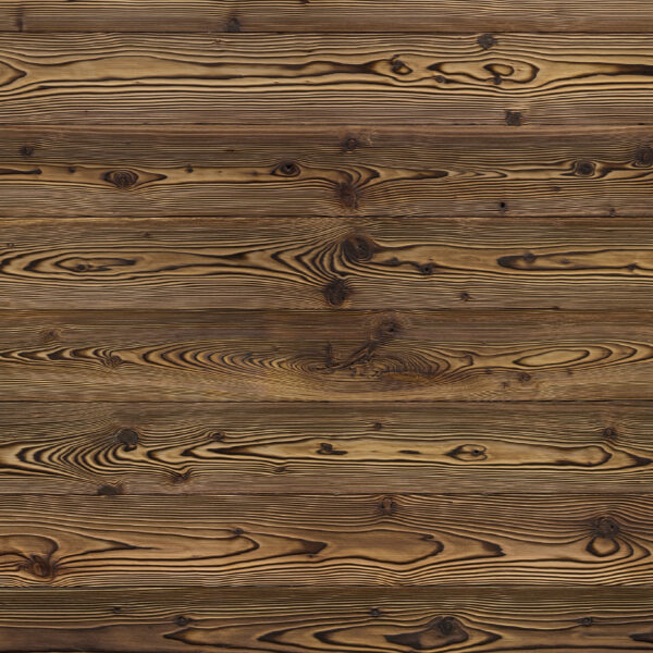 Flächige Holzoberfläche mit markanter, geflammter Optik. Die Bretter zeigen starke Kontraste zwischen hellen und dunklen Bereichen, typisch für gebranntes Holz. Ausdrucksstarke Maserung mit rustikalem Charakter für traditionelle oder moderne Akzente.