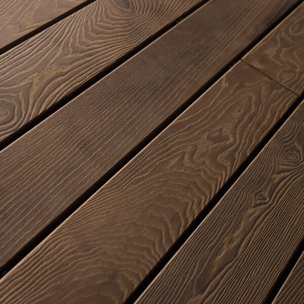 Terrassendielen mit gebürsteter Oberfläche in einem warmen Dunkelbraun. Die ausgeprägte Maserung ist deutlich spürbar und verleiht den Dielen eine lebendige, strukturierte Haptik mit natürlichem, rustikalem Charakter.