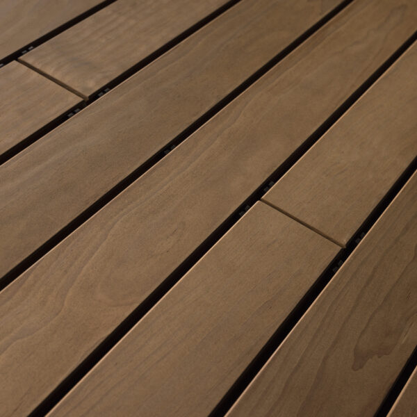 Terrassendielen mit gehobelter Oberfläche in einem satten, mittleren Braunton. Die glatte Struktur wirkt besonders edel und bringt die dezenten Maserungen sowie natürlichen Farbverläufe des Holzes fein zur Geltung.