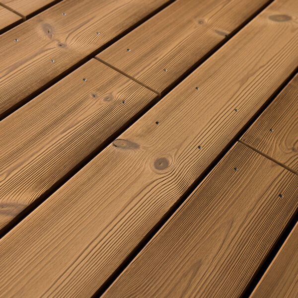 Terrassendielen mit gebürsteter Oberfläche in warmem Braunton. Die feine Maserung und natürliche Aststrukturen sind betont sichtbar, kleine Schraubenköpfe sorgen für eine präzise, funktionale Optik mit handwerklichem Charakter.
