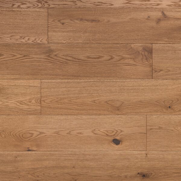 Warme Bodendielen mit markanter, natürlicher Maserung und vereinzelten Astlöchern. Die Oberfläche zeigt eine fein strukturierte Holztextur, die rustikale Eleganz mit wohnlicher Atmosphäre vereint – ideal für stilvolle Innenräume.