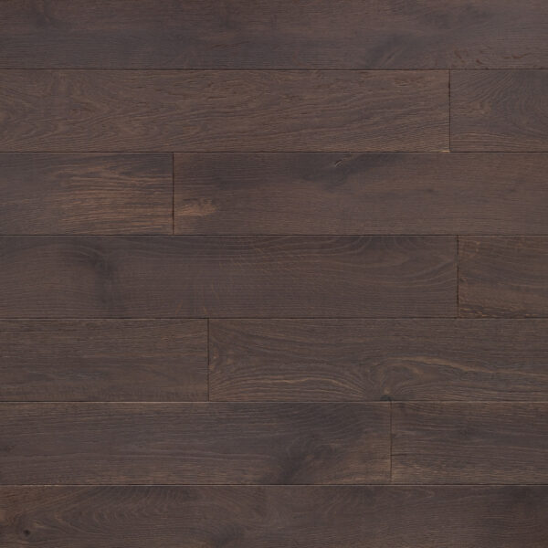 Dunkelbraune Bodendielen mit gleichmäßiger Holzmaserung und matter Oberfläche. Die feine Struktur und dezente Farbnuancen verleihen dem Boden eine elegante, warme Ausstrahlung. Ideal für stilvolle, moderne Innenräume.