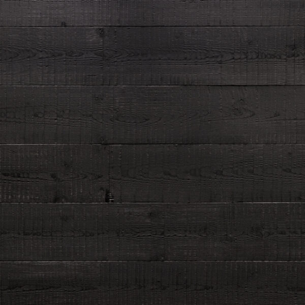 Schwarze Holzoberfläche mit feinem Bandsägeschnitt. Die gleichmäßige Maserung verläuft horizontal, dezent betont durch das Sägeprofil. Die tiefdunkle Farbgebung verleiht dem Material eine elegante und moderne Wirkung.