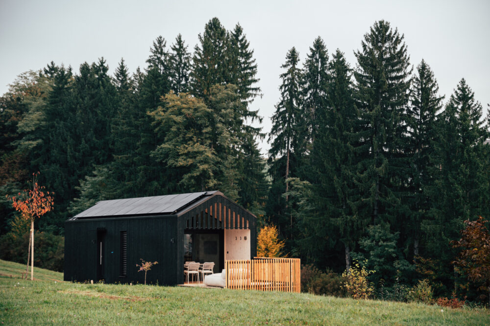 Blick auf eines der Tiny Houses von Hapfn. Die Fassade Vulcano Black fügt sich wie von selbst in die Landschaft des steirischen Schilcherlands ein.