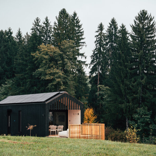View of one of Hapfn’s tiny houses. The Vulcano Black façade naturally blends into the landscape of Styria’s Schilcherland region.